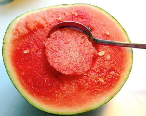 勺子吃瓜喝汤,瓜果飘香，汤水滋养的美食之旅