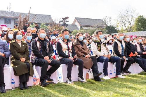 彝人古镇吃瓜,瓜果飘香，品味彝家风情