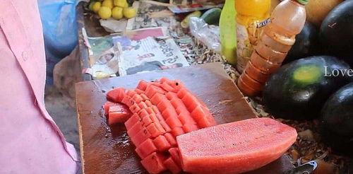 开封街头吃瓜,热闹非凡的吃瓜现场