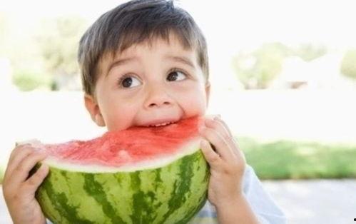 吃瓜群众一起吃西瓜,吃瓜群众共赴西瓜盛宴